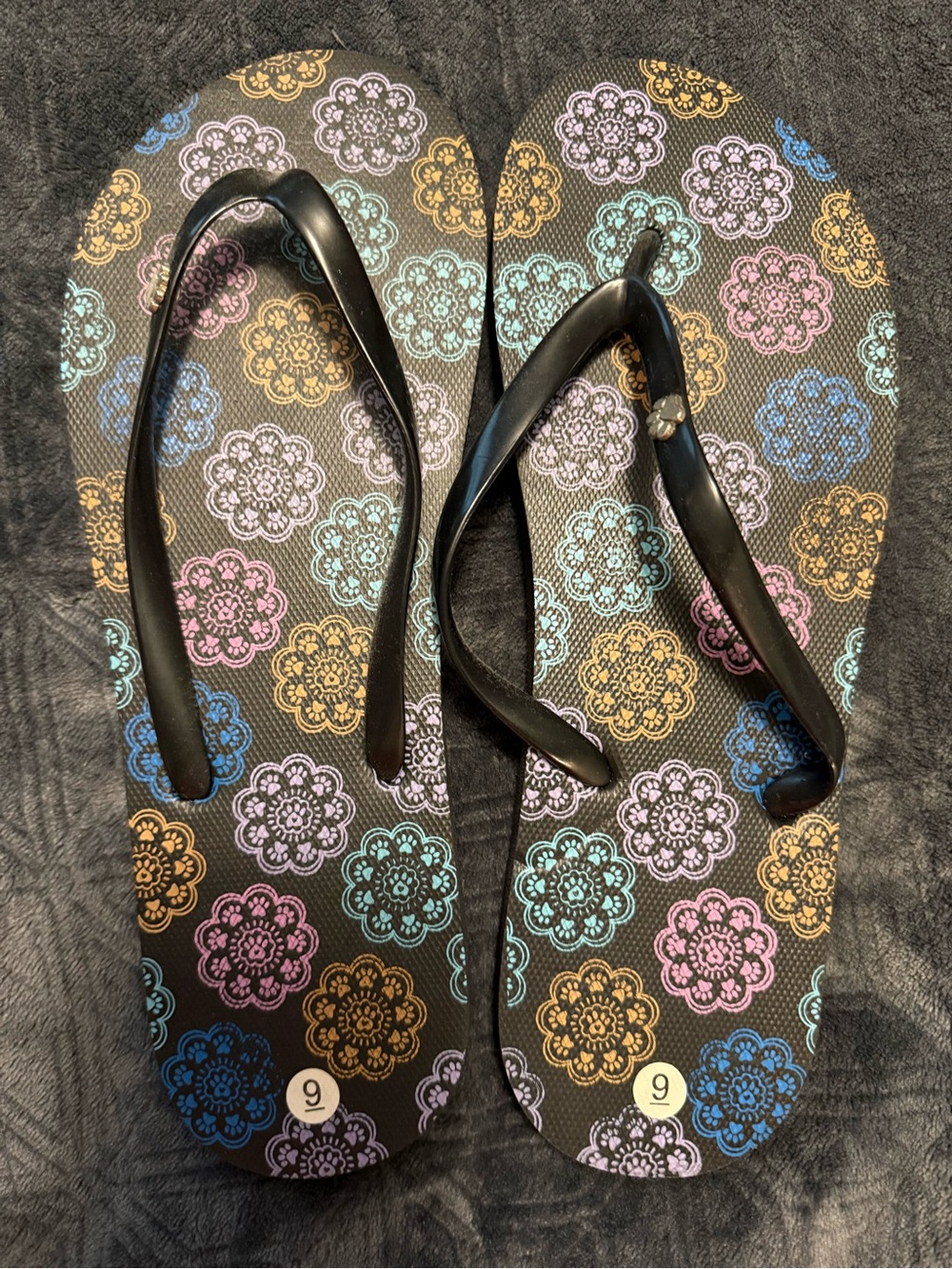 Source Unknown Black Flip Flop Sandals with Multicolor Floral Pattern